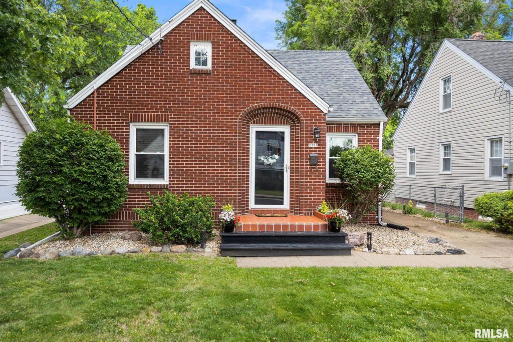 2207 W KELLOGG Avenue, West Peoria, IL 61604
