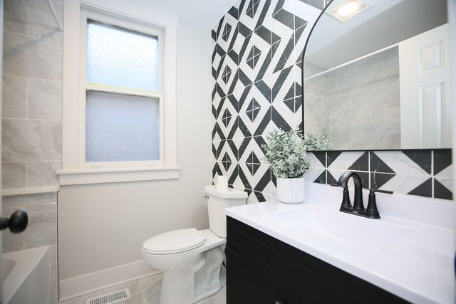 5536 W Melrose Street, Chicago, IL 60641