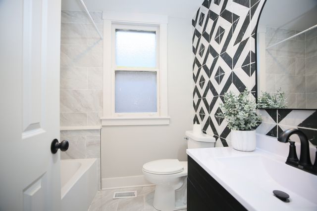 5536 W Melrose Street, Chicago, IL 60641