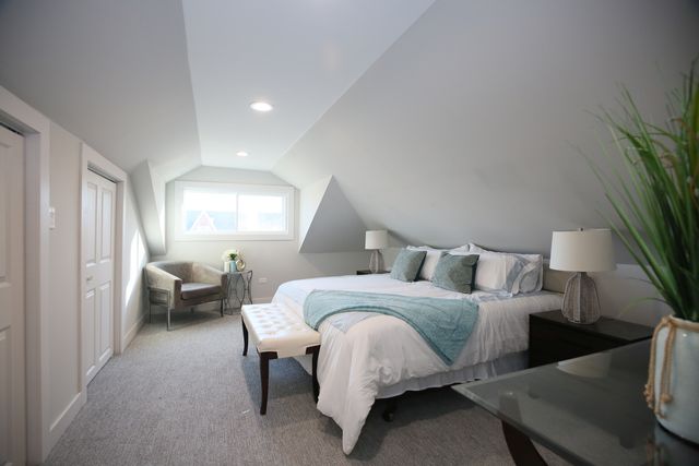 5536 W Melrose Street, Chicago, IL 60641