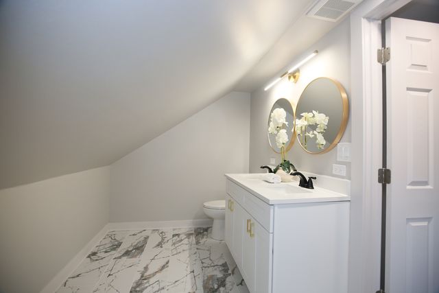 5536 W Melrose Street, Chicago, IL 60641