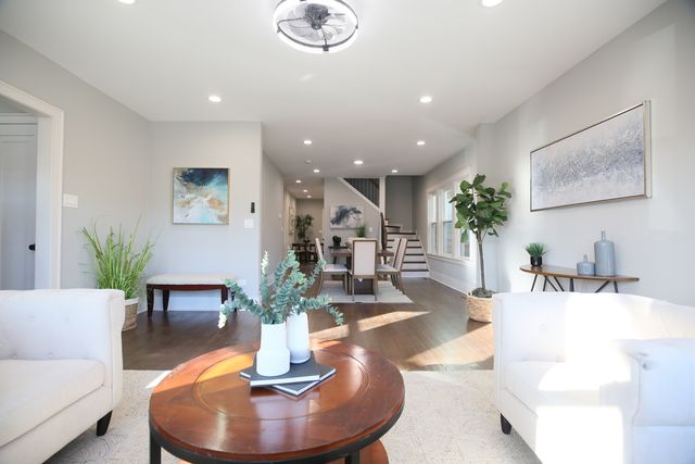 5536 W Melrose Street, Chicago, IL 60641