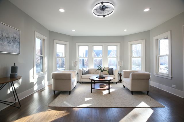 5536 W Melrose Street, Chicago, IL 60641