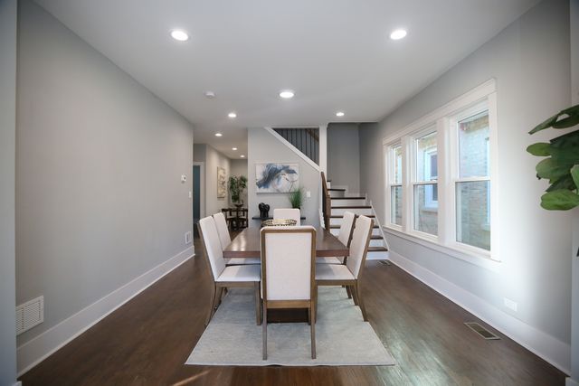 5536 W Melrose Street, Chicago, IL 60641