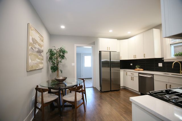 5536 W Melrose Street, Chicago, IL 60641