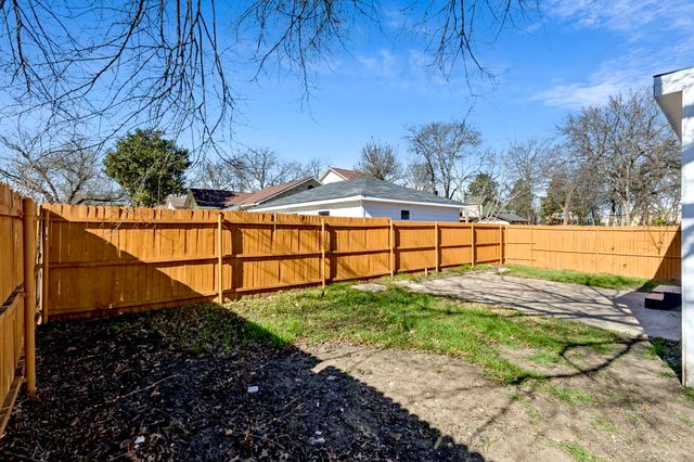 1231 S Edgefield Avenue, Dallas, TX 75208