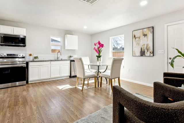 1231 S Edgefield Avenue, Dallas, TX 75208