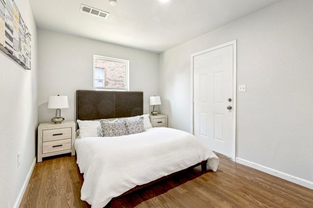 1231 S Edgefield Avenue, Dallas, TX 75208