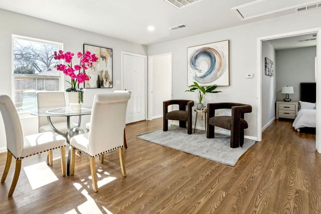 1231 S Edgefield Avenue, Dallas, TX 75208