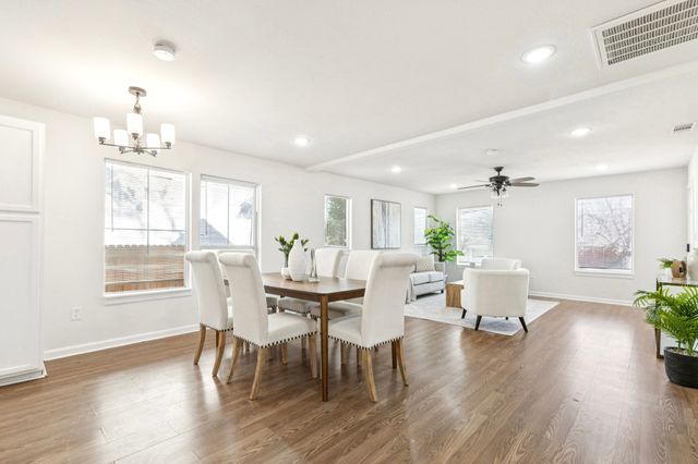 1231 S Edgefield Avenue, Dallas, TX 75208