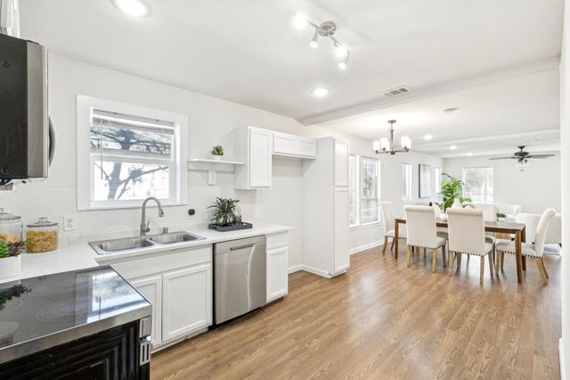 1231 S Edgefield Avenue, Dallas, TX 75208