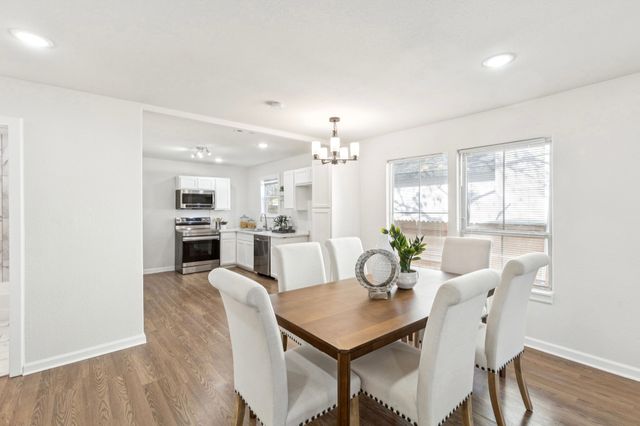 1231 S Edgefield Avenue, Dallas, TX 75208