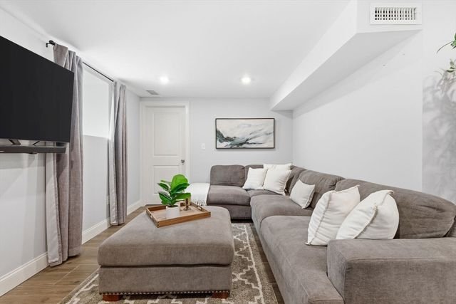 73 Bartlett Rd 1, Winthrop, MA 02152