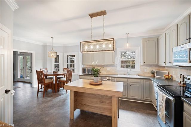 8105 Slane Court, Clemmons, NC 27012