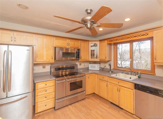 135 E Shore Road, Greenwood Lake, NY 10925