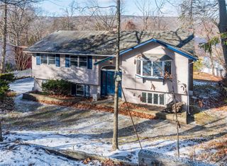 135 E Shore Road, Greenwood Lake, NY 10925