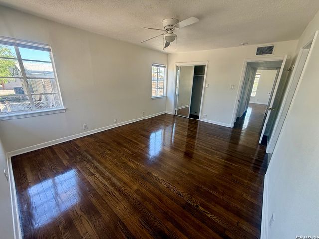 217 Deerwood Dr, San Antonio, TX 78209