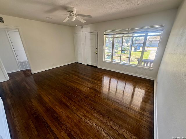 217 Deerwood Dr, San Antonio, TX 78209