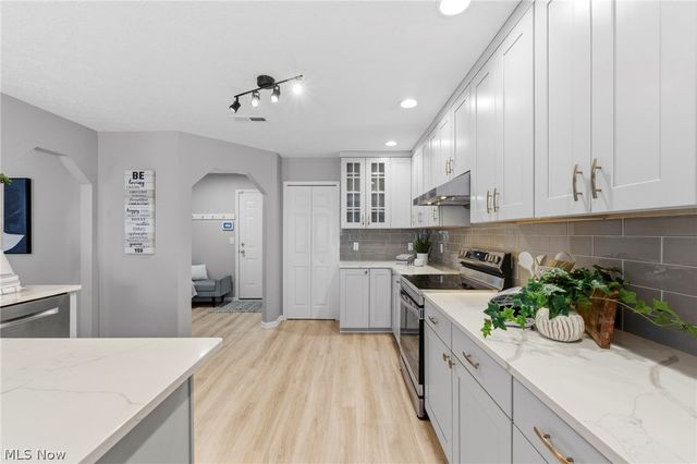 39292 Camelot Way, Avon, OH 44011