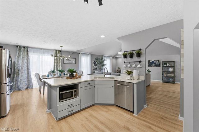 39292 Camelot Way, Avon, OH 44011