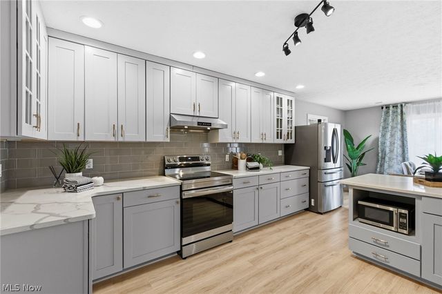 39292 Camelot Way, Avon, OH 44011