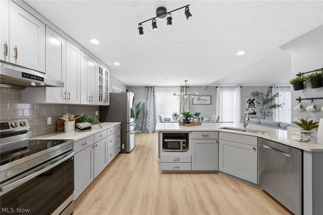 39292 Camelot Way, Avon, OH 44011