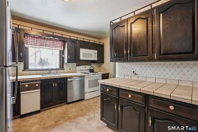 31 Valerie Lane, Danbury, CT 06811