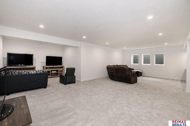 21119 Ellison Avenue, Elkhorn, NE 68022