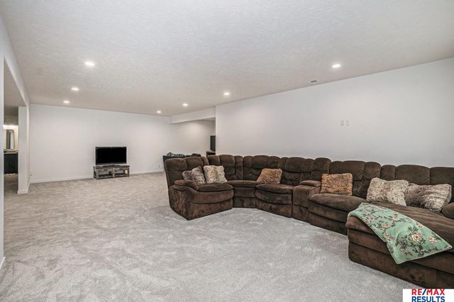 21119 Ellison Avenue, Elkhorn, NE 68022