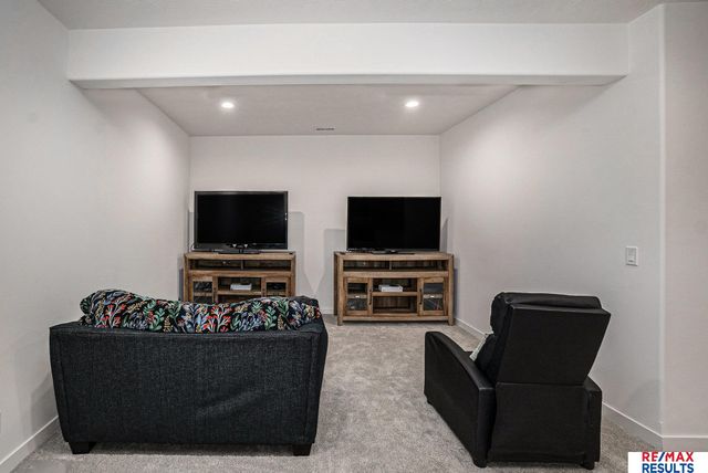 21119 Ellison Avenue, Elkhorn, NE 68022