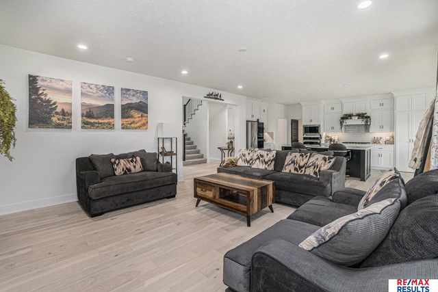 21119 Ellison Avenue, Elkhorn, NE 68022