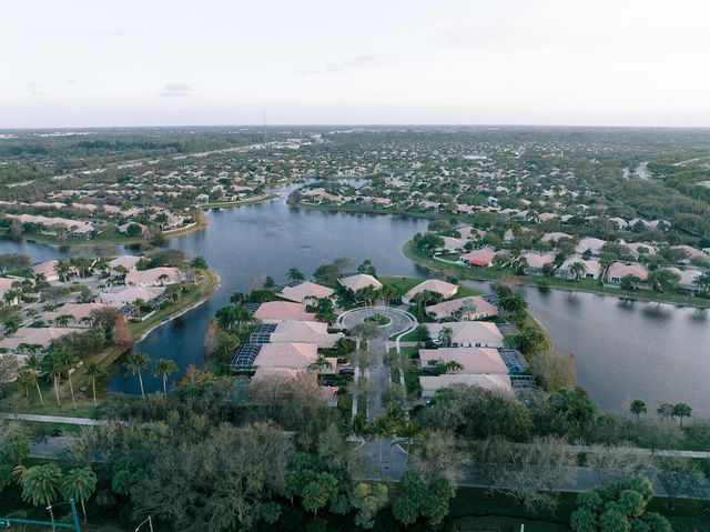 2077 Futana Way, Wellington, FL 33414