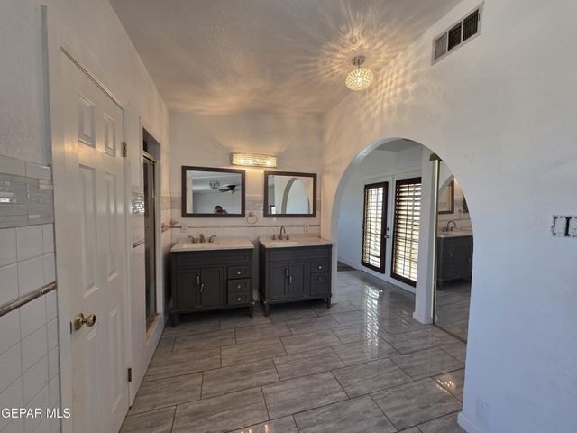 11661 Socorro Road, Socorro, TX 79927