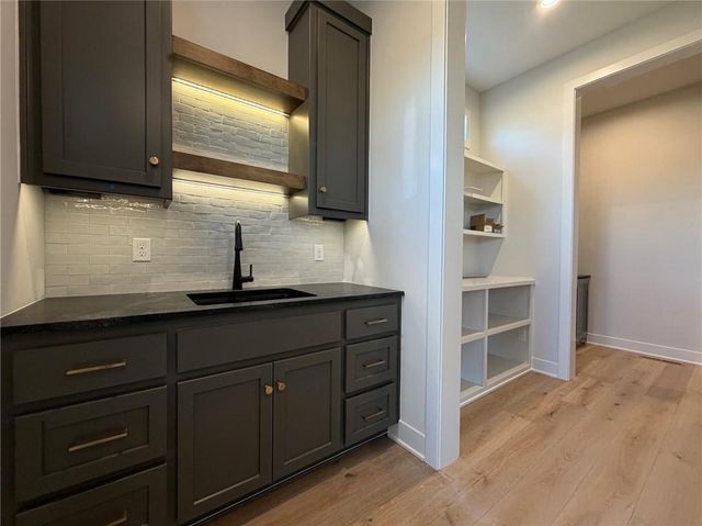 17183 S Heatherwood Street, Olathe, KS 66062