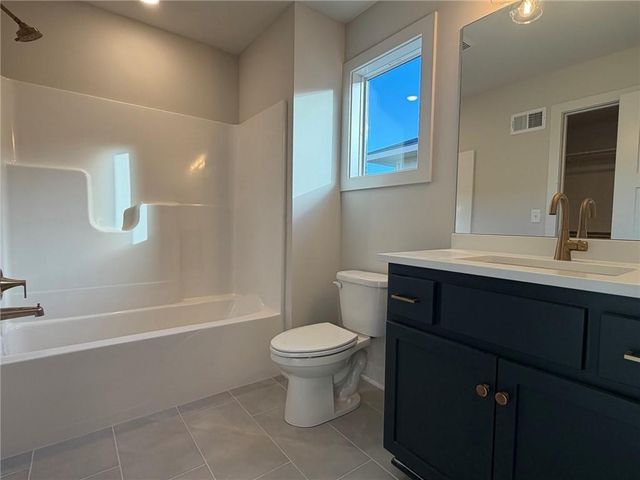 17183 S Heatherwood Street, Olathe, KS 66062