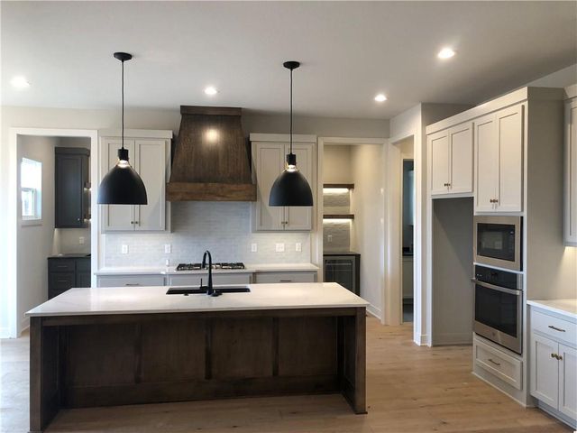 17183 S Heatherwood Street, Olathe, KS 66062