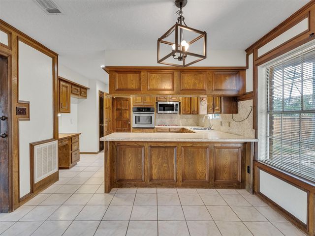 8 Shadowood Street, Conroe, TX 77304