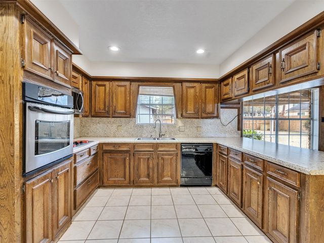 8 Shadowood Street, Conroe, TX 77304