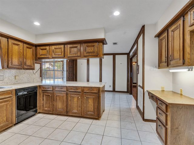 8 Shadowood Street, Conroe, TX 77304