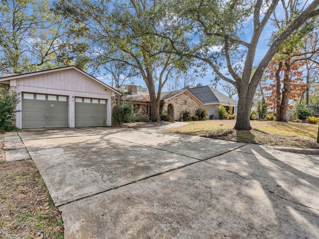 8 Shadowood Street, Conroe, TX 77304