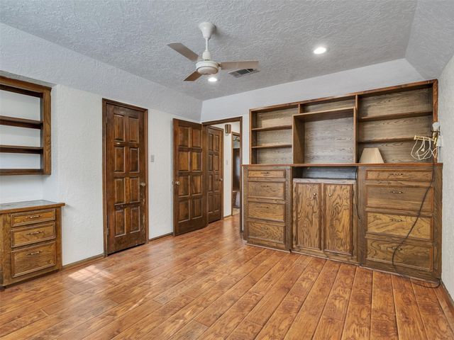 8 Shadowood Street, Conroe, TX 77304