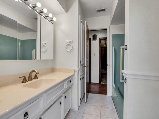 8 Shadowood Street, Conroe, TX 77304