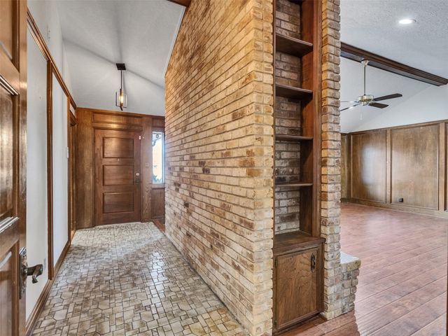 8 Shadowood Street, Conroe, TX 77304