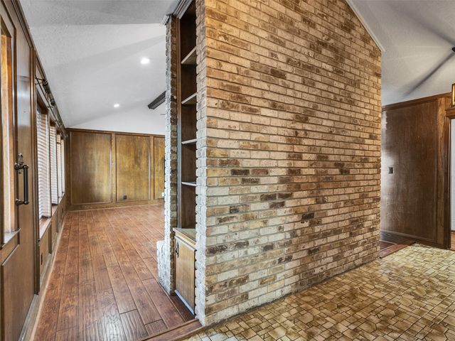 8 Shadowood Street, Conroe, TX 77304