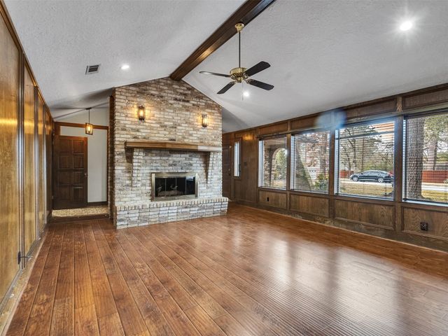 8 Shadowood Street, Conroe, TX 77304