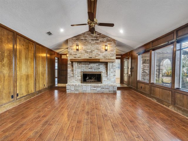 8 Shadowood Street, Conroe, TX 77304