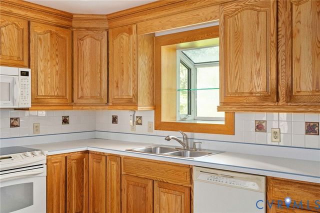7732 Surreywood Dr, Chesterfield, VA 23235