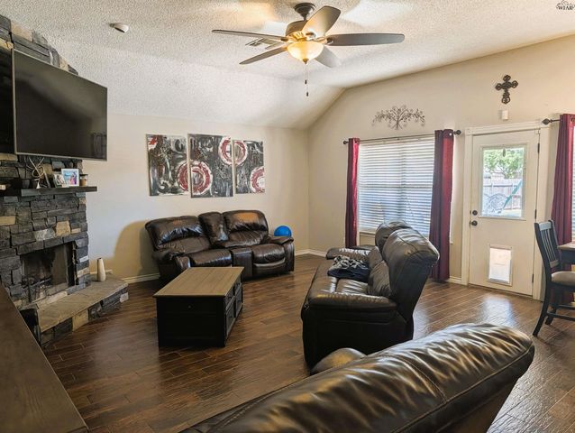 1609 JOHNSON ROAD, Iowa Park, TX 76367