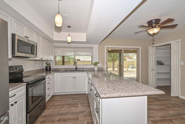 3957 W DESERT HILLS Drive, Phoenix, AZ 85029