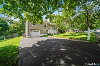 12 Tudor Lane, Naugatuck, CT 06770